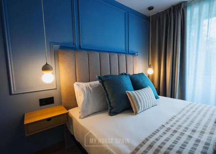 Готель By Myhousespain 2*